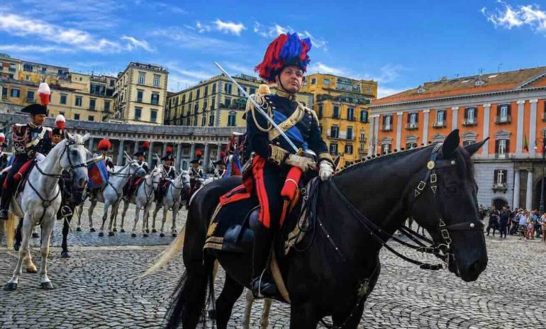 Napoli, carabinieri a cavallo presidiano la Villa Floridiana: servizio fino al 16 luglio