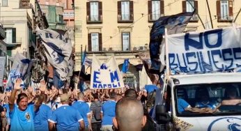 Napoli celebra 100 anni di storia: migliaia di tifosi in corteo tra ricordi e passione