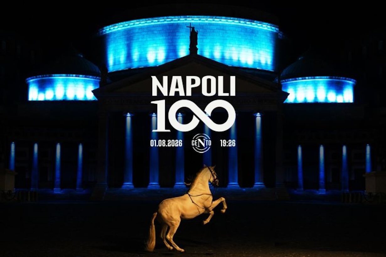 Piazza del Plebiscito a Napoli con ambulanze e personale sanitario in attesa della manifestazione del centenario della SSC Napoli