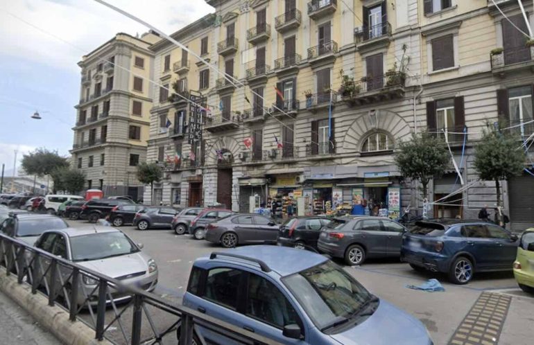 Napoli, commerciante rapinato e pestato alla Maddalena: arrestato 37enne