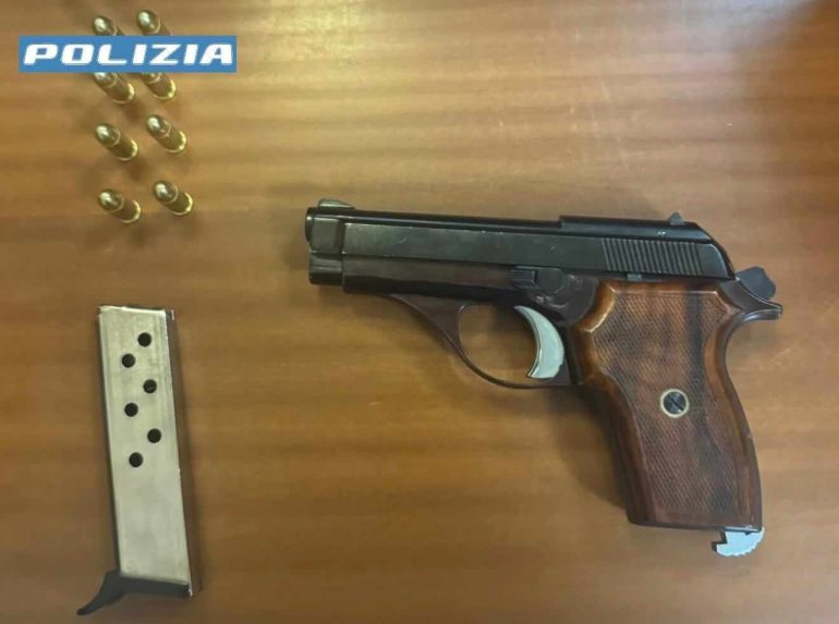 Napoli: Far West in piazzetta Sedil Capuano, passeggero lancia una pistola carica e sfugge alla cattura
