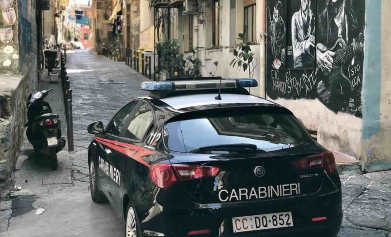 Napoli, fuga in scooter davanti ai militari: 17enne denunciato