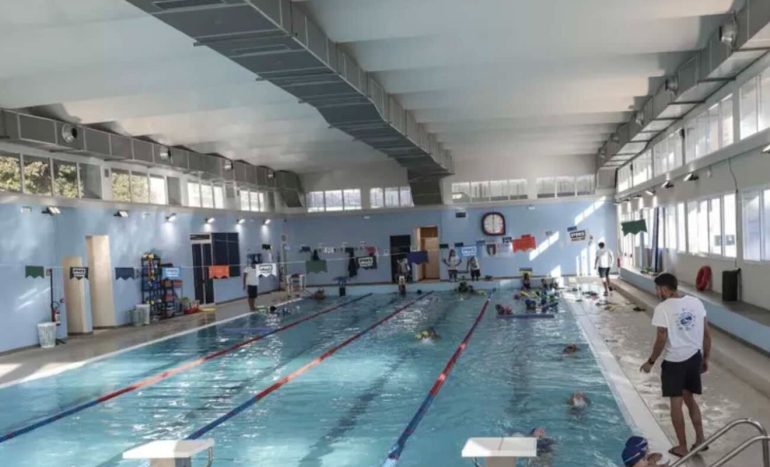 Napoli, la terrazza della piscina del Collana aperta gratis ad anziani e disabili