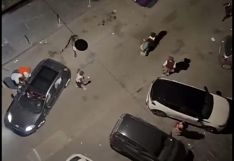 Napoli, notte di violenza al Vasto: rissa, urla e sangue sul marciapiede in via Genova