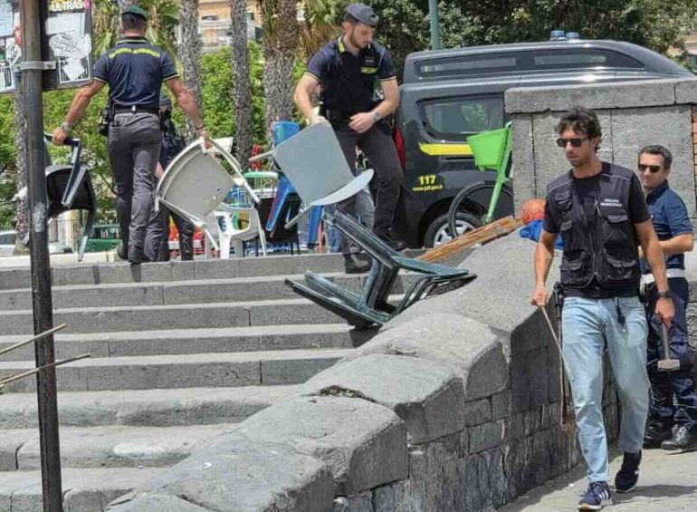 Napoli, nuovo blitz al lido Mappatella: sequestrati ombrelloni e sedie abusivi