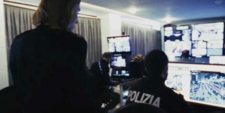 Napoli, offerte di denaro a minori per prestazioni sessuali: arrestato 47enne