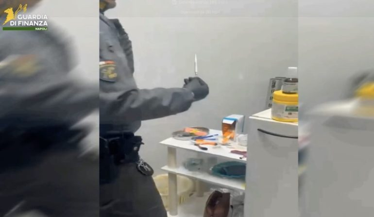 Napoli, parrucchiere faceva tatuaggi senza autorizzazioni: due denunciati