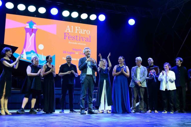 Napoli riconquista il suo mare: in cinquecento al Faro per la prima del festival