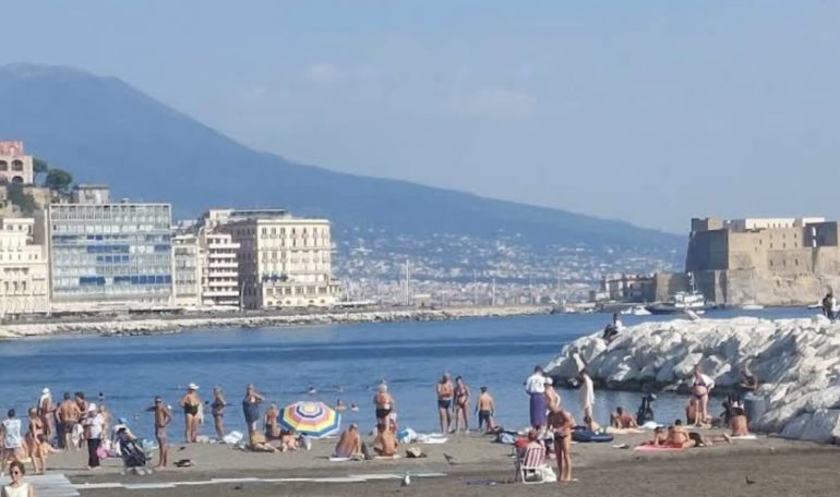 Napoli, rubano borsello a turista americano e fanno shopping con bancomat: arrestati e condannati