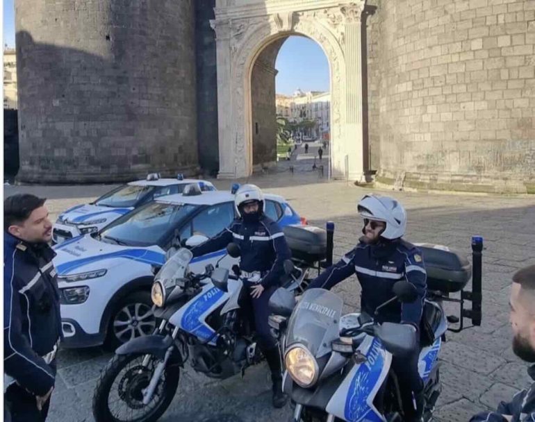Napoli, scippa una turista e aggredisce i vigili: fermato e posto ai domiciliari