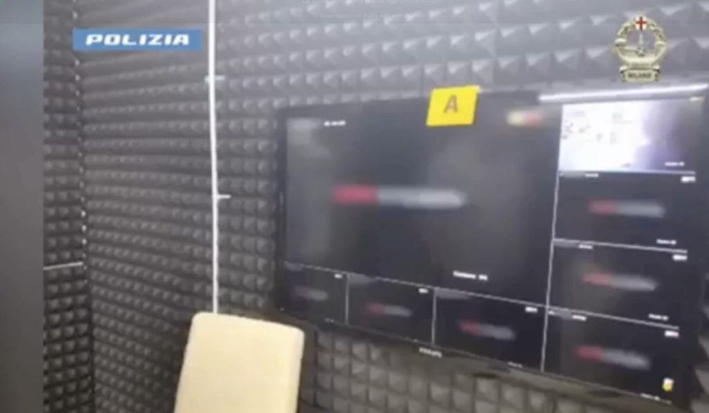 Napoli, scoperta la centrale delle truffe: pannelli fonoassorbenti e videosorveglianza