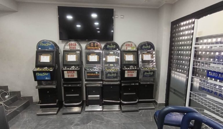 Napoli, sequestrate 6 slot machine illegali in un bar: titolare denunciato e multato di 66mila euro