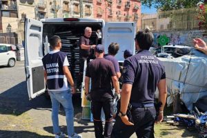 Napoli, sequestrato stabilimento balneare abusivo: occupava mille metri quadrati di spiaggia
