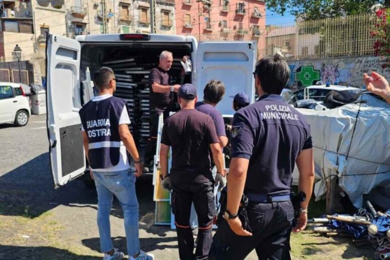 Napoli, sequestrato stabilimento balneare abusivo: occupava mille metri quadrati di spiaggia