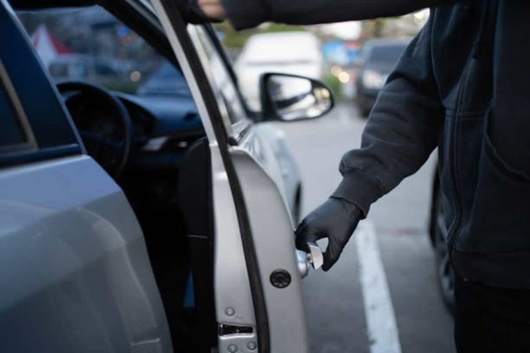 Napoli, sorpreso a forzare un’auto in sosta a via Firenze: arrestato 45enne