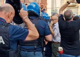 Napoli, tensione tra disoccupati e forze dell’ordine prima dell’evento del centrosinistra