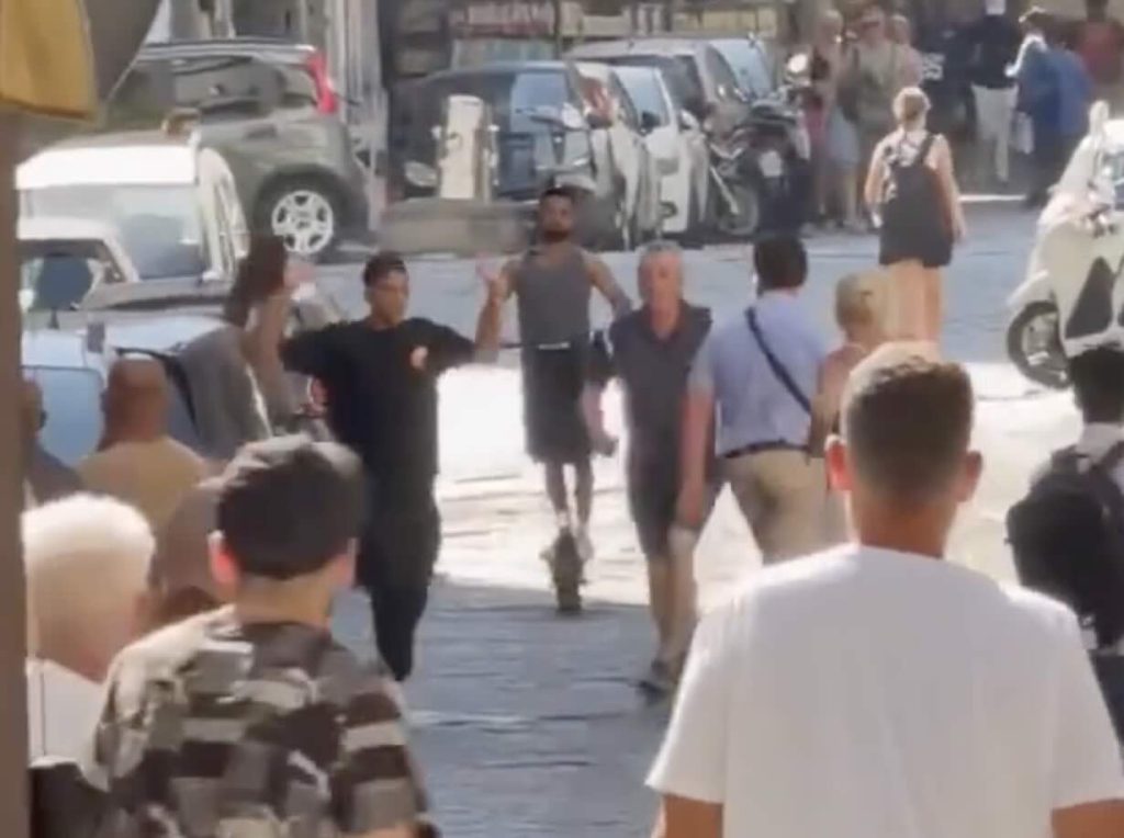 Napoli, tentato scippo al Corso Umberto: turisti inseguono un ragazzo per strada