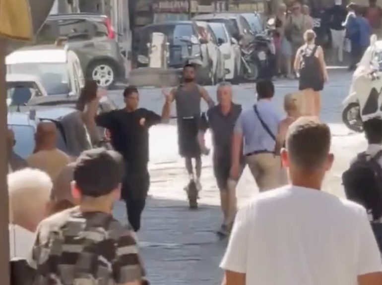 Napoli, tentato scippo al Corso Umberto: turisti inseguono un ragazzo per strada