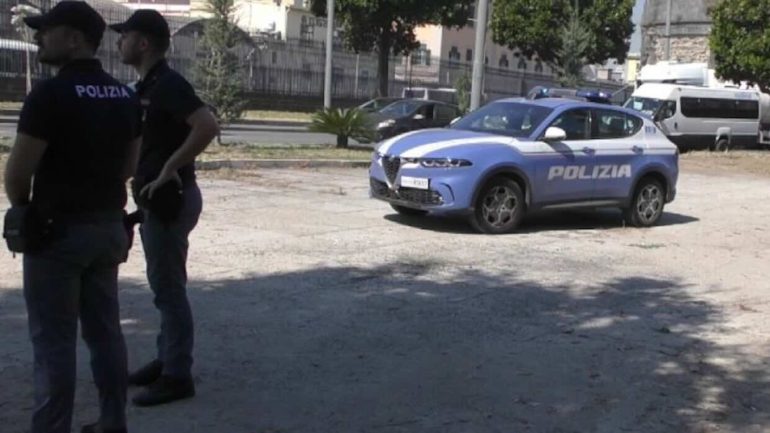Napoli, via Marina, lite degenera: uomo accoltellato in pieno giorno