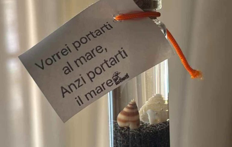 Napoli, «Vorrei portarti il mare»: gli studenti di Infermieristica donano il ‘mare in boccetta’ ai pazienti oncologici