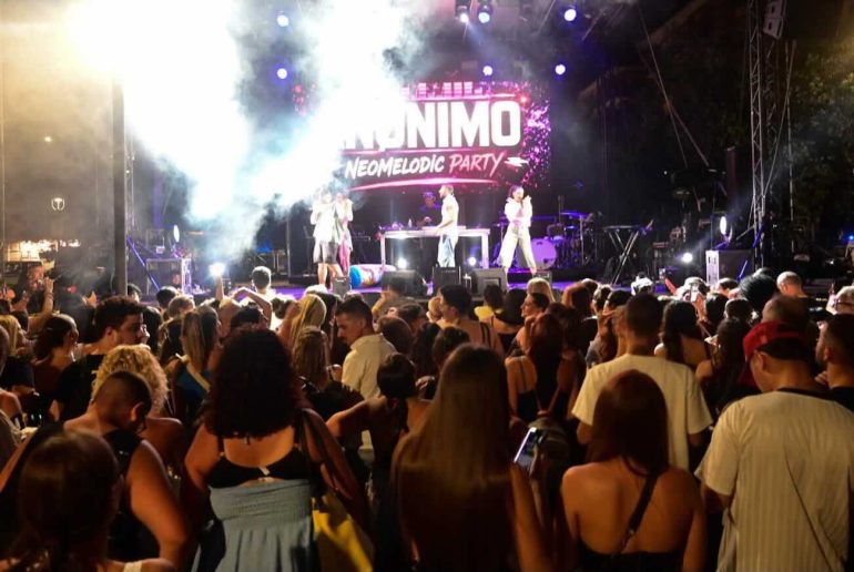 Notte Bianca a Salerno: fermato uomo armato di coltello, 2 agenti feriti
