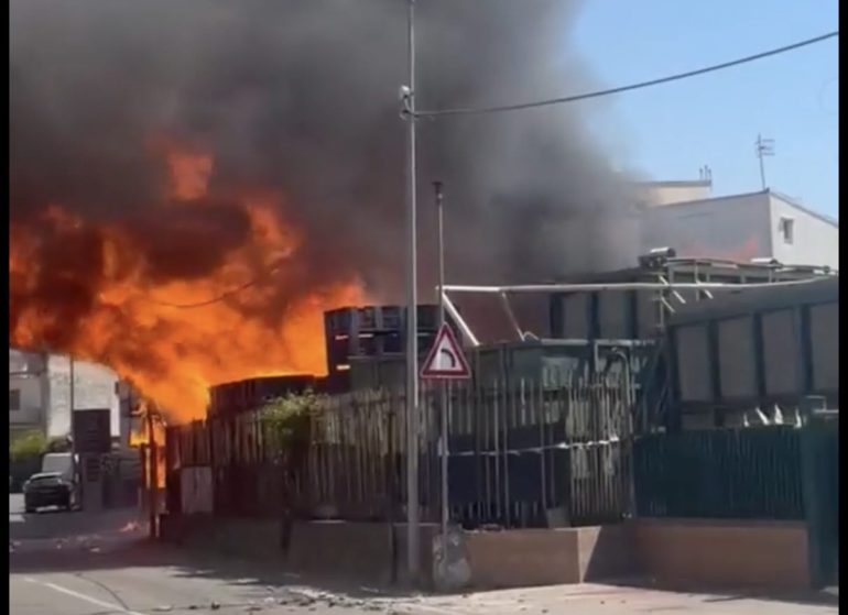 Nuovo incendio a Striano: in fiamme una fabbrica dismessa, allarme tra cittadini