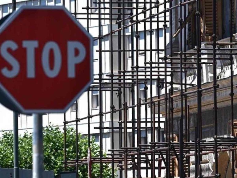 Operaio morto dopo caduta dal tetto 10 anni fa, assolto datore di lavoro: condannato il committente