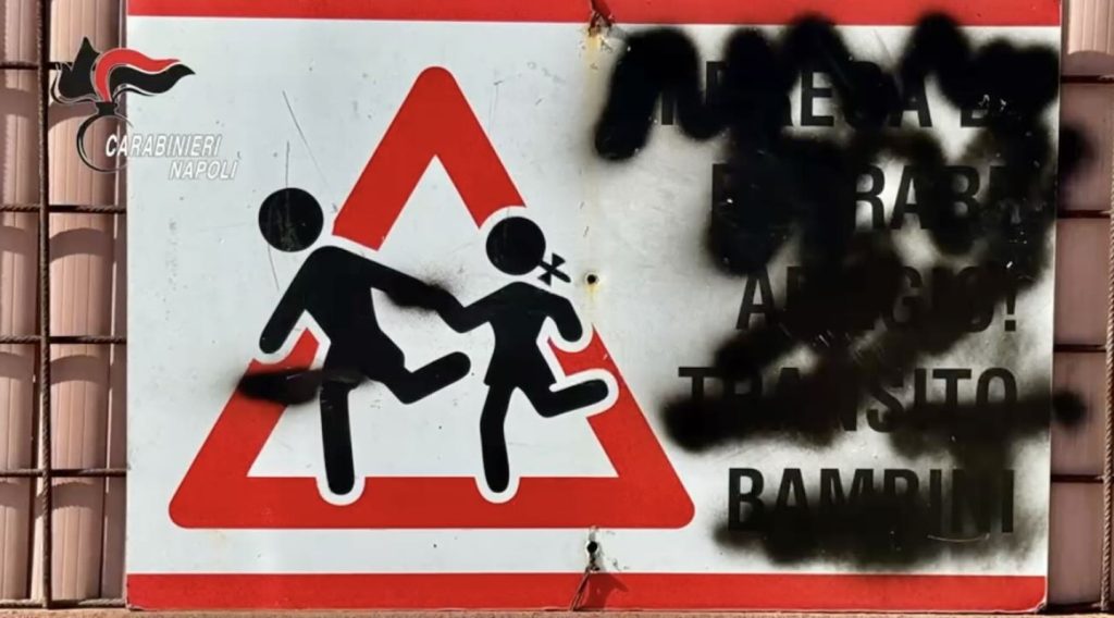 Pianura, smantellata la piazza di spaccio del «Visionario»: 10 arresti
