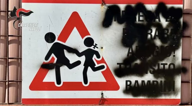 Pianura, smantellata la piazza di spaccio del «Visionario»: 10 arresti