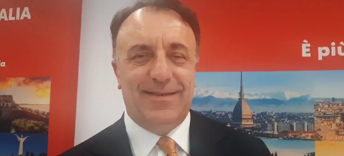 Dirigente in sala riunioni durante insediamento, documenti amministrativi su scrivania, logo EAV sullo sfondo, immagine di approfondimento