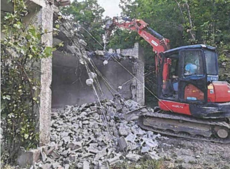 Pimonte, demoliti immobili abusivi in area protetta: eseguita una sentenza del 2010