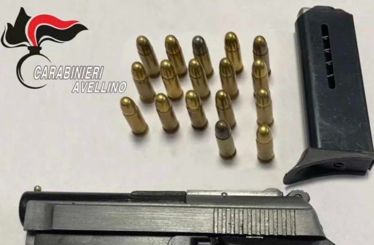 Pistola nascosta in un puff: arrestata coppia a Fisciano