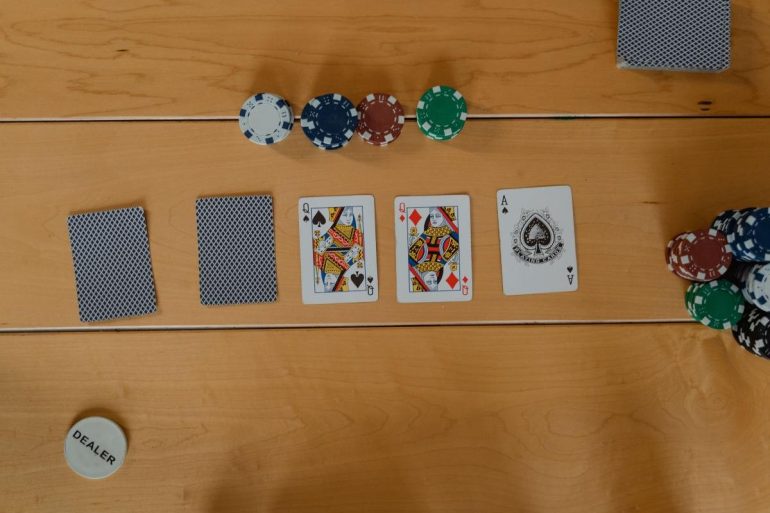 Poker online e contenuti educativi: come cambia il modo di informarsi prima di giocare