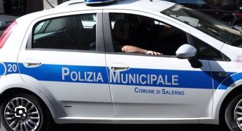 Salerno, la polizia municipale ferma 26enne irregolare per furto