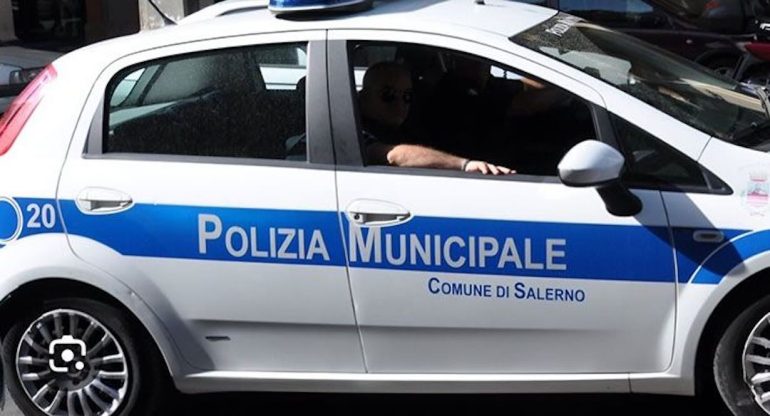 Salerno, la polizia municipale ferma 26enne irregolare per furto