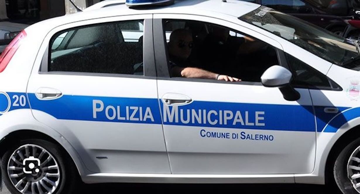 Polizia Municipale di Salerno Ferma 26enne Irregolare per Furto di Smartphone in Piazza Vittorio Veneto