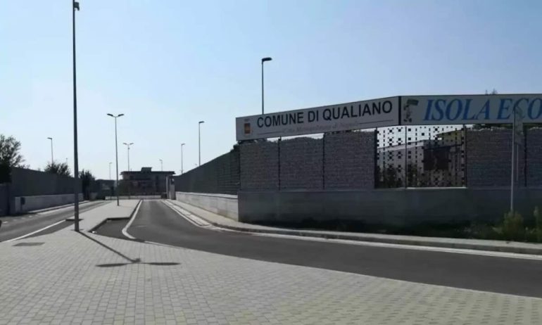 Qualiano, mazzette all’isola ecologica per smaltire rifiuti speciali: sospesi tre dipendenti comunali