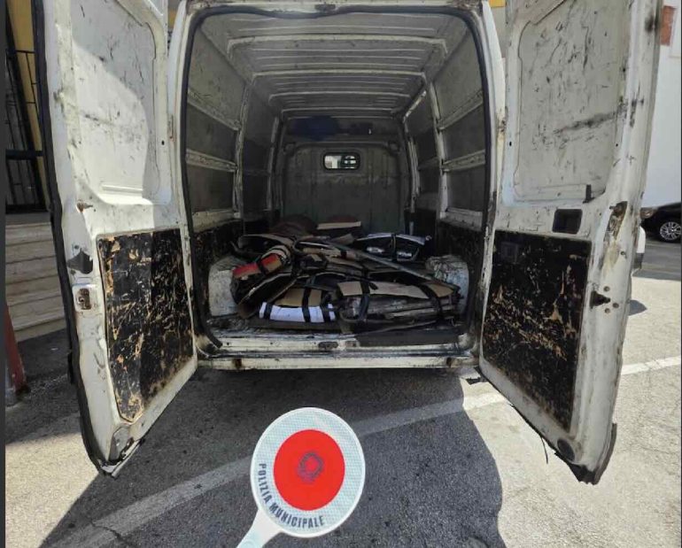 Qualiano, sequestrato furgone carico di pezzi di ricambio sospetti