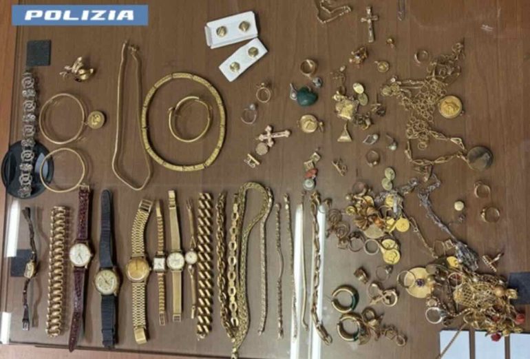 Recuperati gioielli rubati da 125mila euro: due denunciati in autostrada a Sala Consilina