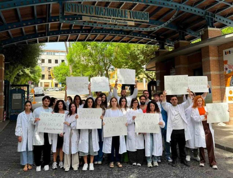 Ricerca oncologica a rischio: lavoratori del Pascale in presidio contro i tagli al personale
