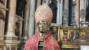 Rubò la mitria di San Gennaro nel Duomo di Napoli, condannato a un anno e mezzo ma torna libero