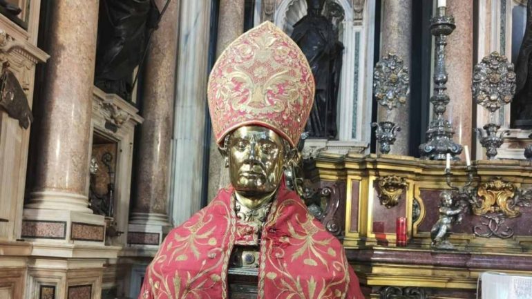 Rubò la mitria di San Gennaro nel Duomo di Napoli, condannato a un anno e mezzo ma torna libero