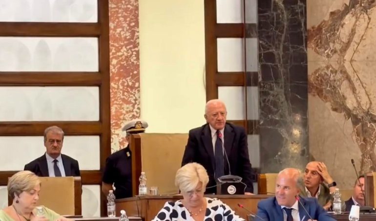 Salerno, De Luca: «Resto un pacifico guerriero, nessuno si confonda»