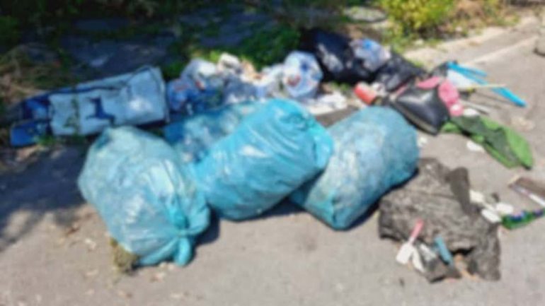 Salerno, rifiuti abbandonati a pochi metri dalla spiaggia: nove persone denunciate