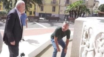 Salerno, vandalizzata la fontana di piazza San Francesco. De Luca: «Perso il senso civico»