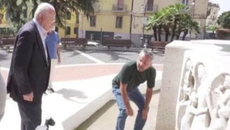 Salerno, vandalizzata la fontana di piazza San Francesco. De Luca: «Perso il senso civico»
