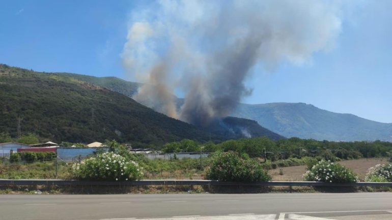 Sarno, vasto rogo in area boschiva: «Si teme l’incendio di una discarica abusiva»