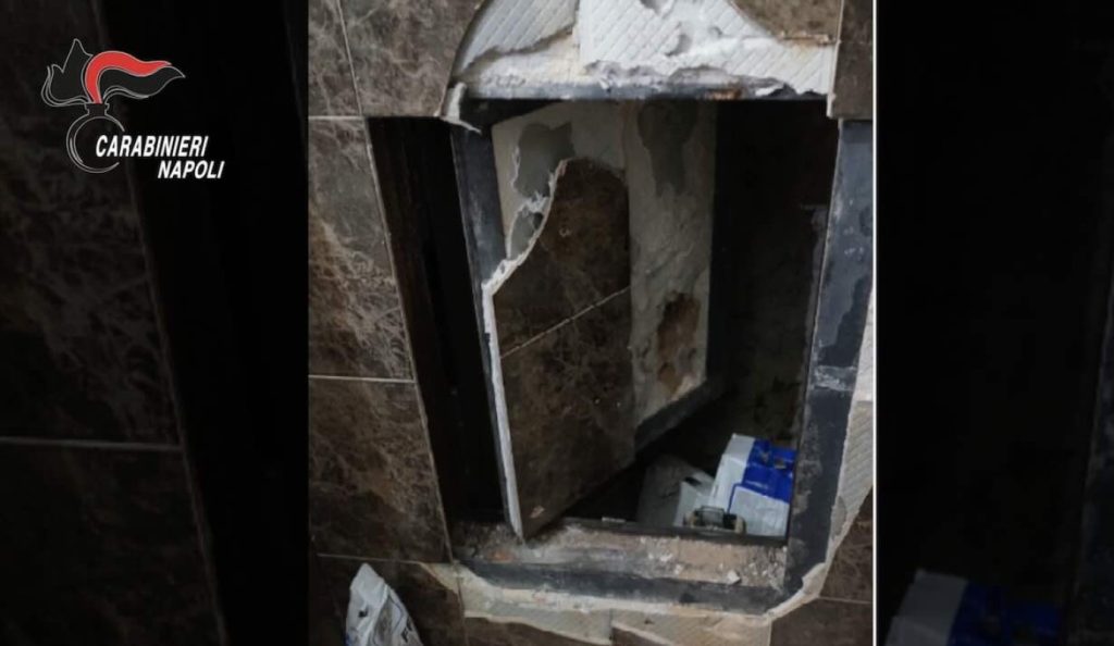 Scoperti due bunker e un arsenale nella ex roccaforte del clan Gionta: sequestrate armi e droga