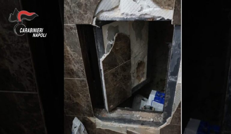 Scoperti due bunker e un arsenale nella ex roccaforte del clan Gionta: sequestrate armi e droga