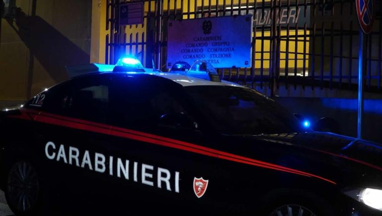 Sequestra il padre e tenta di accoltellarlo, poi picchia madre e fratello: 47enne arrestato a Trentola Ducenta